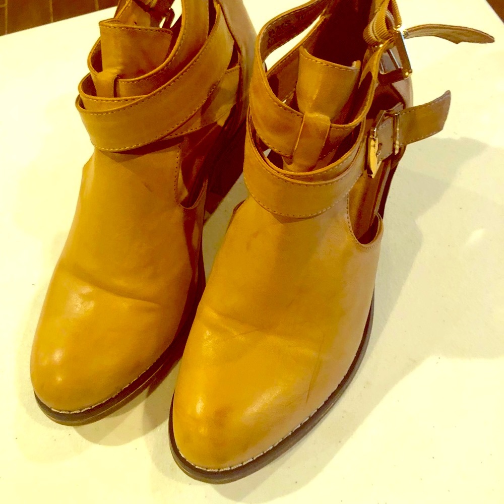 🇺🇸 Report Women’s Boots Size 10